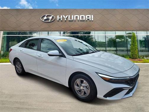 2025 Hyundai ELANTRA SE