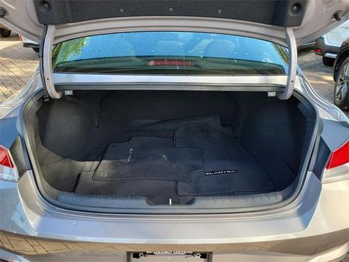 2023 Hyundai ELANTRA SE