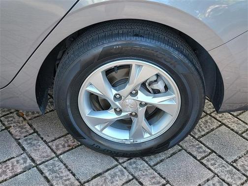 2023 Hyundai ELANTRA SE