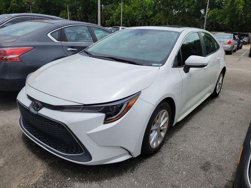 Blizzard Pearl 2021 Toyota Corolla XLE