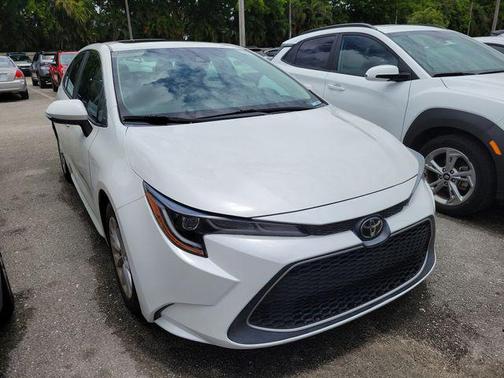Blizzard Pearl 2021 Toyota Corolla XLE