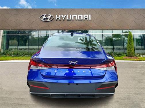 2024 Hyundai ELANTRA SE