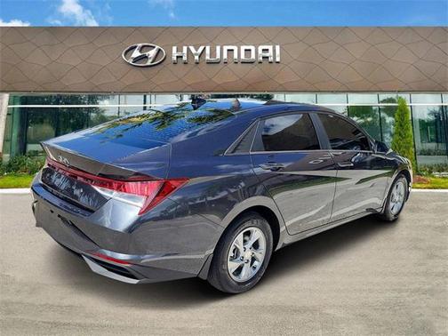 2022 Hyundai ELANTRA SE