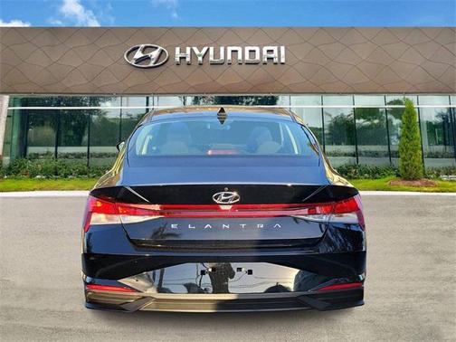 2023 Hyundai ELANTRA SE