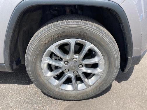 Photo 3 of 6 of 2015 Jeep Grand Cherokee Limited