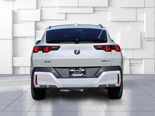 Mineral White Metallic 2026 BMW X2 xDrive28i