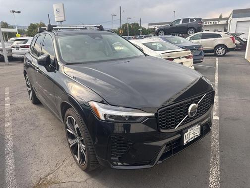 2023 Volvo XC60 B5 Ultimate Dark Theme