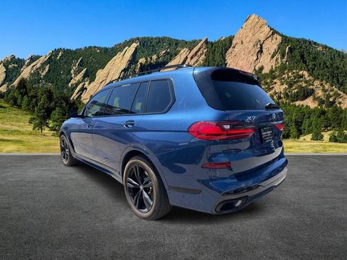 Phytonic Blue Metallic 2022 BMW X7 xDrive40i