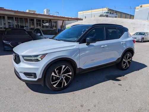 2022 Volvo XC40 T5 R-Design