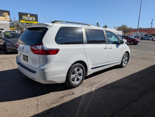 2017 Toyota Sienna LE