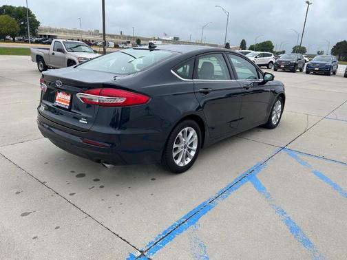 Photo 3 of 10 of 2020 Ford Fusion SE