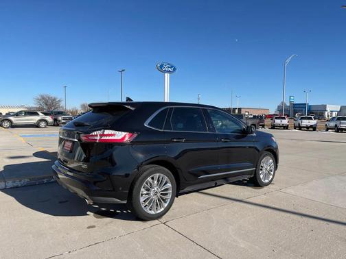 Photo 2 of 18 of 2020 Ford Edge Titanium