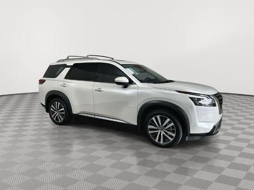 White 2022 Nissan Pathfinder Platinum