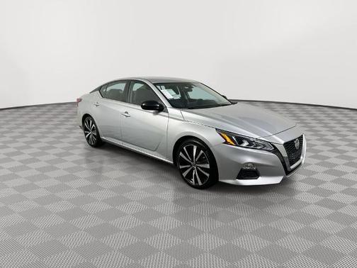 Brilliant Silver Metallic 2022 Nissan Altima 2.5 SR