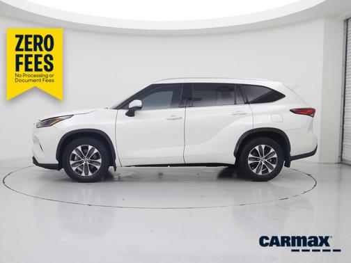 White 2021 Toyota Highlander XLE
