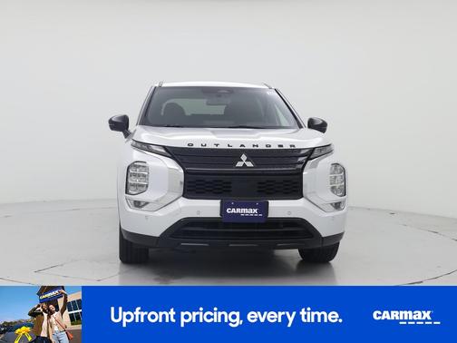 White 2023 Mitsubishi Outlander SE