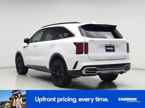 White 2023 Kia Sorento SX