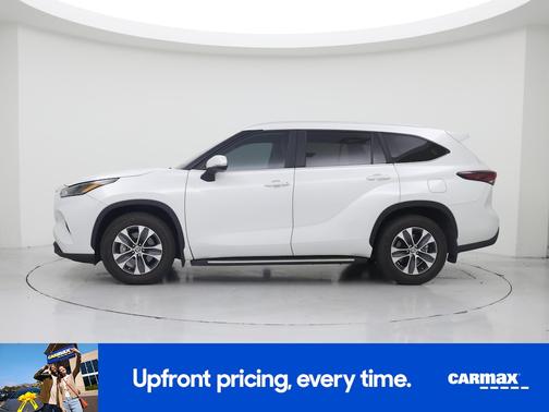 White 2024 Toyota Highlander XLE