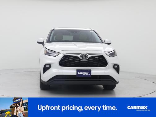 White 2024 Toyota Highlander XLE