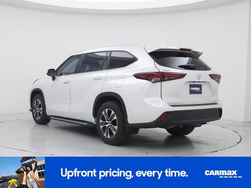 White 2024 Toyota Highlander XLE