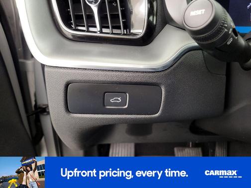 2024 Volvo XC60 B5 Core Dark Theme