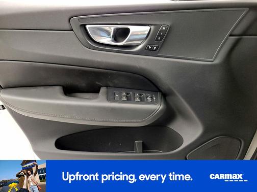 2024 Volvo XC60 B5 Core Dark Theme