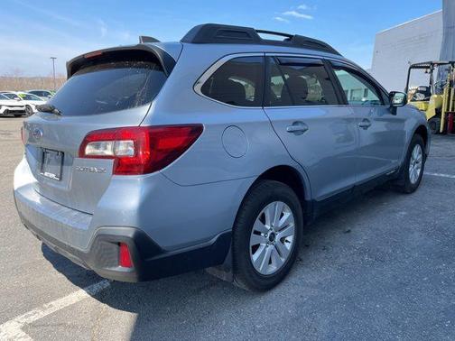Ice Silver Metallic 2019 Subaru Outback 2.5i Premium