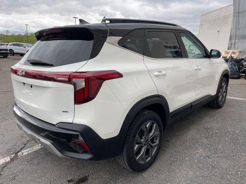 Clear White/Black Roof 2024 Kia Seltos S