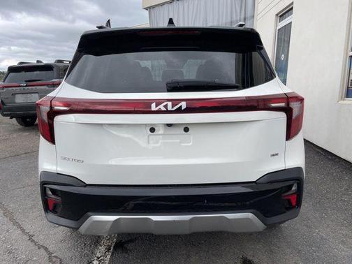 Clear White/Black Roof 2024 Kia Seltos S