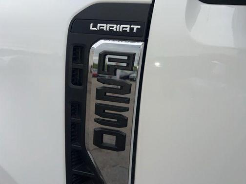 Oxford White 2024 Ford F-250 Lariat