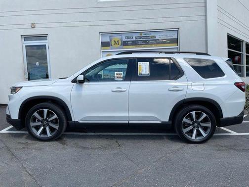 Platinum White Pearl 2023 Honda Pilot Touring 8-Passenger