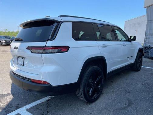 Bright White Clearcoat 2023 Jeep Grand Cherokee L Altitude