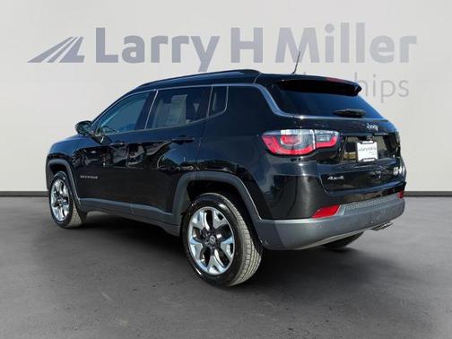 Diamond Black Crystal Pearlcoat 2018 Jeep Compass LIMITED