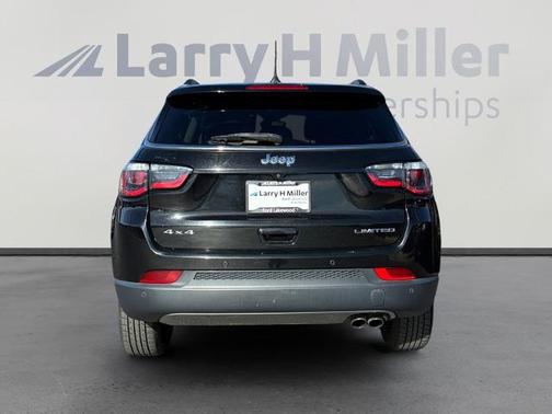 Diamond Black Crystal Pearlcoat 2018 Jeep Compass LIMITED