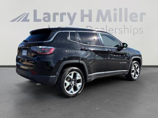 Diamond Black Crystal Pearlcoat 2018 Jeep Compass LIMITED