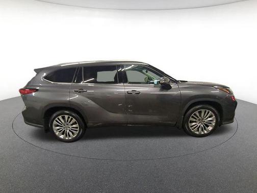 Magnetic Gray Metallic 2023 Toyota Highlander Platinum