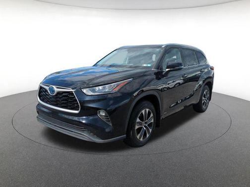 Midnight Black Metallic 2020 Toyota Highlander Hybrid XLE