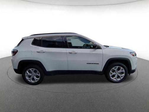 Bright White Clearcoat 2024 Jeep Compass Latitude