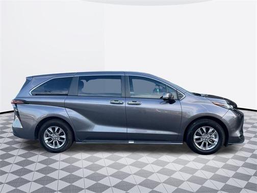 2023 Toyota Sienna XLE
