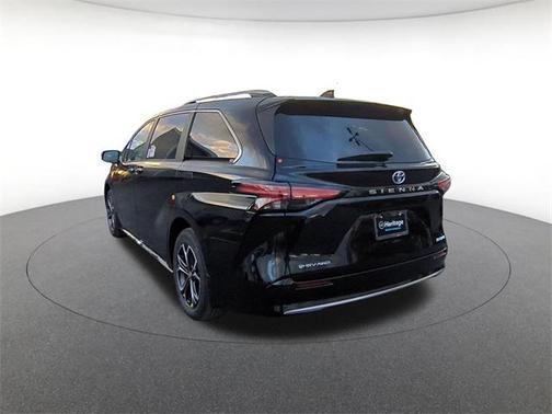 2025 Toyota Sienna Platinum