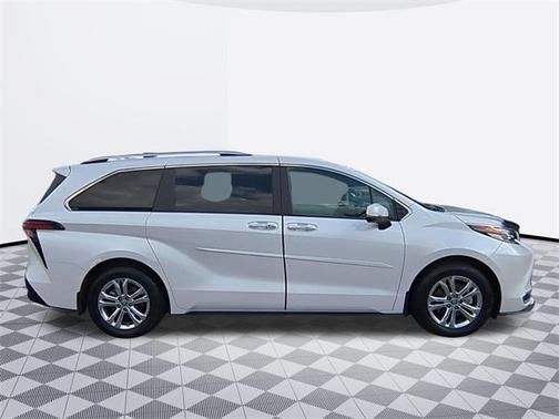 2023 Toyota Sienna Platinum 7 Passenger