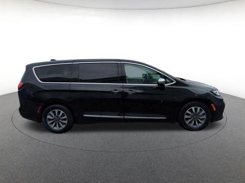Brilliant Black Clearcoat 2023 Chrysler Pacifica Hybrid Limited