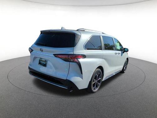 Pearl 2026 Toyota Sienna Platinum
