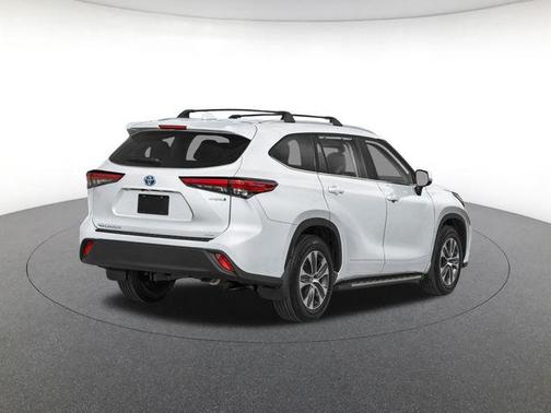 Pearl 2026 Toyota Highlander Hybrid XLE