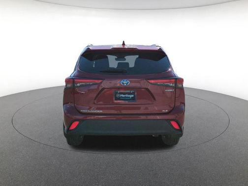 Ruby Flare Pearl 2023 Toyota Highlander Hybrid XLE