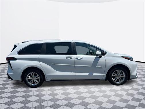 2024 Toyota Sienna Platinum 7 Passenger