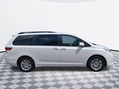 2017 Toyota Sienna XLE