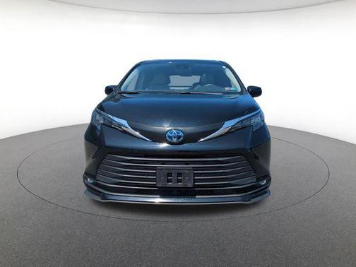 Midnight Black Metallic 2025 Toyota Sienna XLE