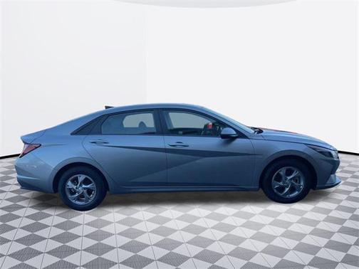 2022 Hyundai ELANTRA SE