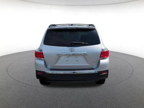 Classic Silver Metallic 2012 Toyota Highlander SE